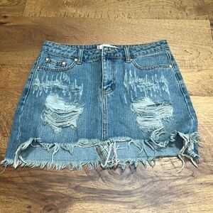 Signature Eight Woman’s Ripped Denim Skirt Size M